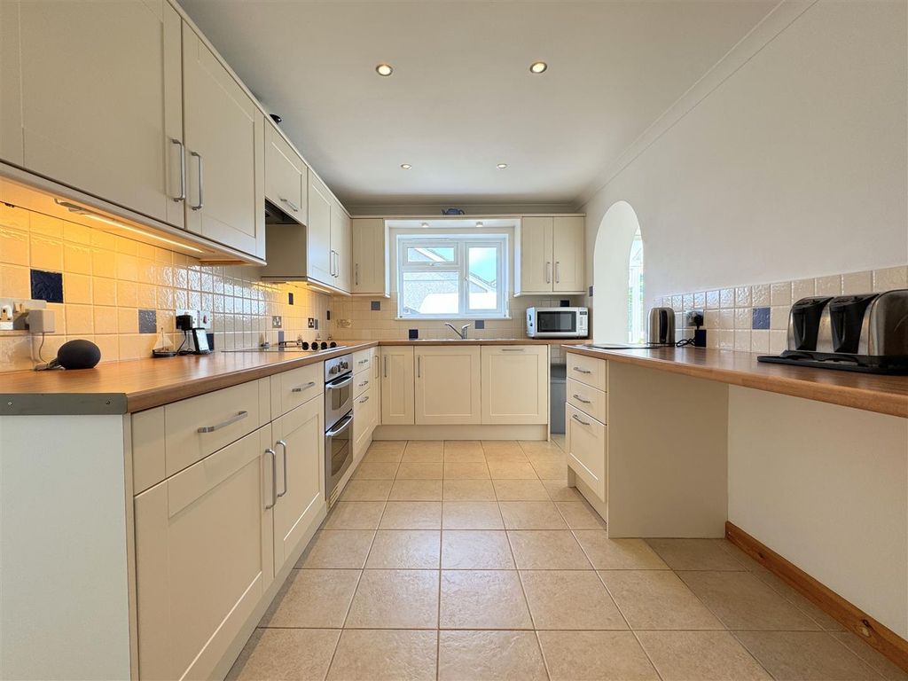 Property photo 3 of 31 Kitchen