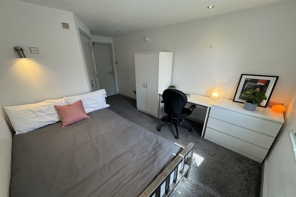 Property photo 1 of 10 (Main)