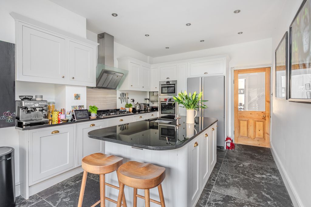 Property photo 3 of 13