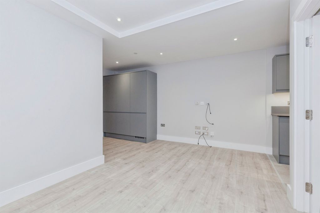 Property photo 3 of 21 Image