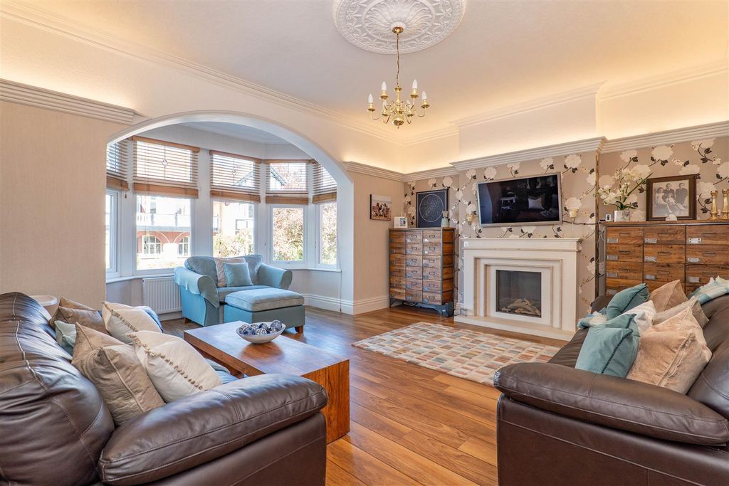 Property photo 2 of 43 Lounge