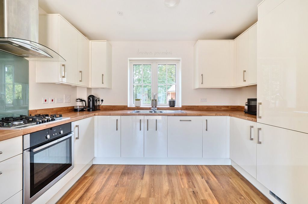 Property photo 3 of 14 1333948-3-6893805...