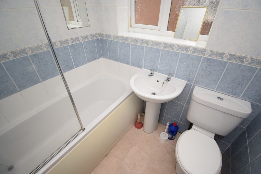 Property photo 3 of 10 Bathroom