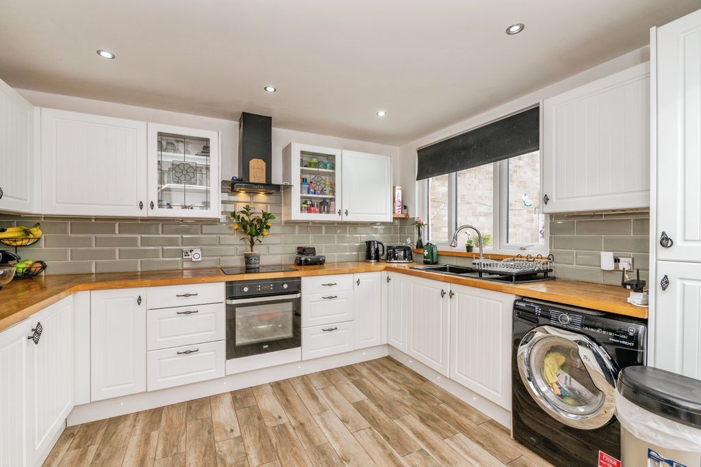 Property photo 2 of 17 26Thewillowsthewillowsbasildonss132Es-9