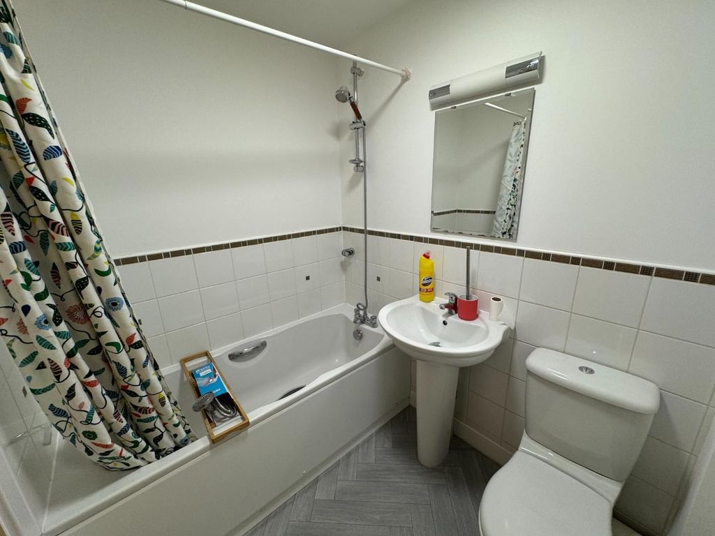 Property photo 2 of 8 Bathroom.Jpeg