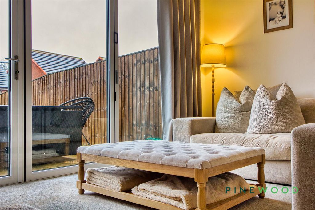 Property photo 3 of 22 Lounge