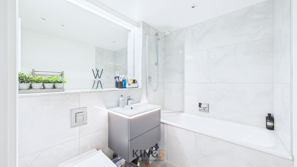 Property photo 3 of 14 Bathroom
