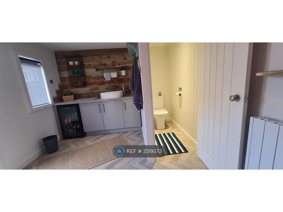 Property photo 1 of 28 En-Suite W.c Off Bedroom