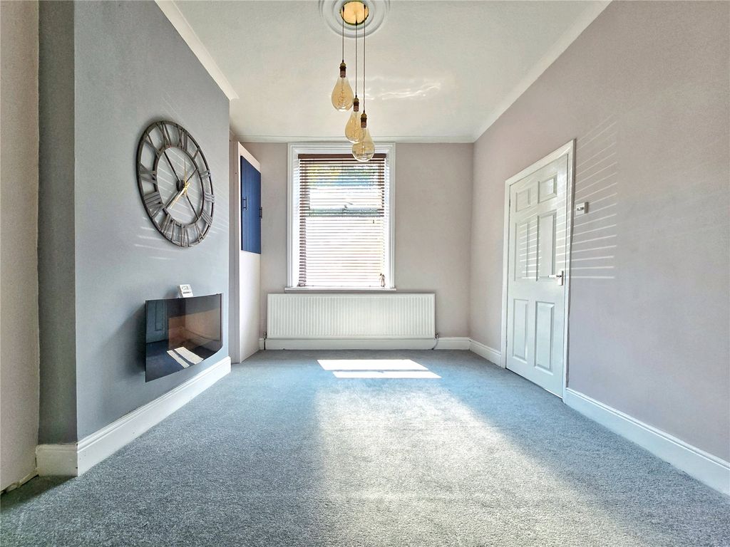 Property photo 3 of 20 Lounge