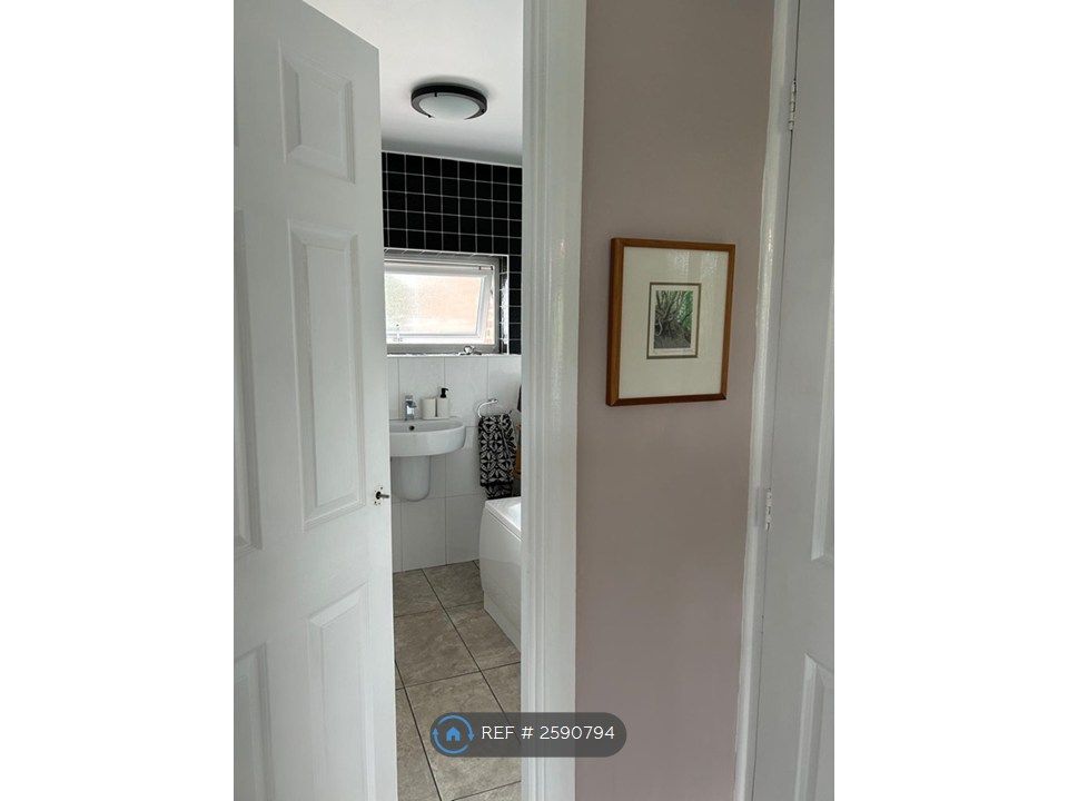 Property photo 3 of 14 Landing