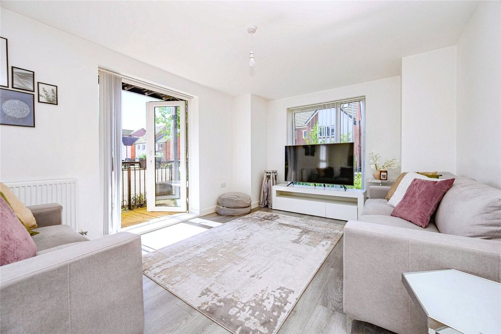 Property photo 3 of 11 Lounge