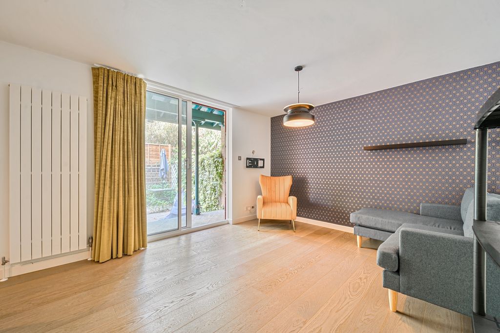 Property photo 2 of 14 4-6A83127d9E3B8-1...