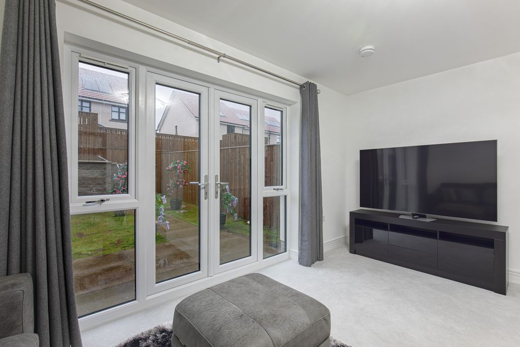 Property photo 3 of 13 Livingangle2