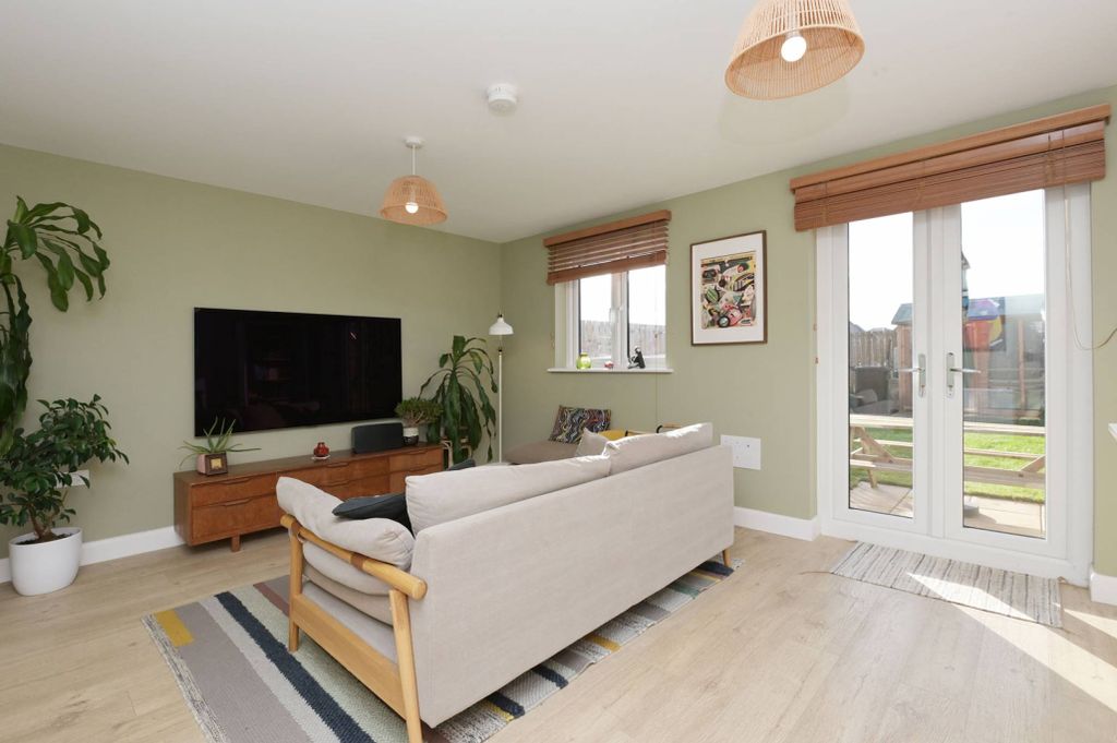 Property photo 3 of 27