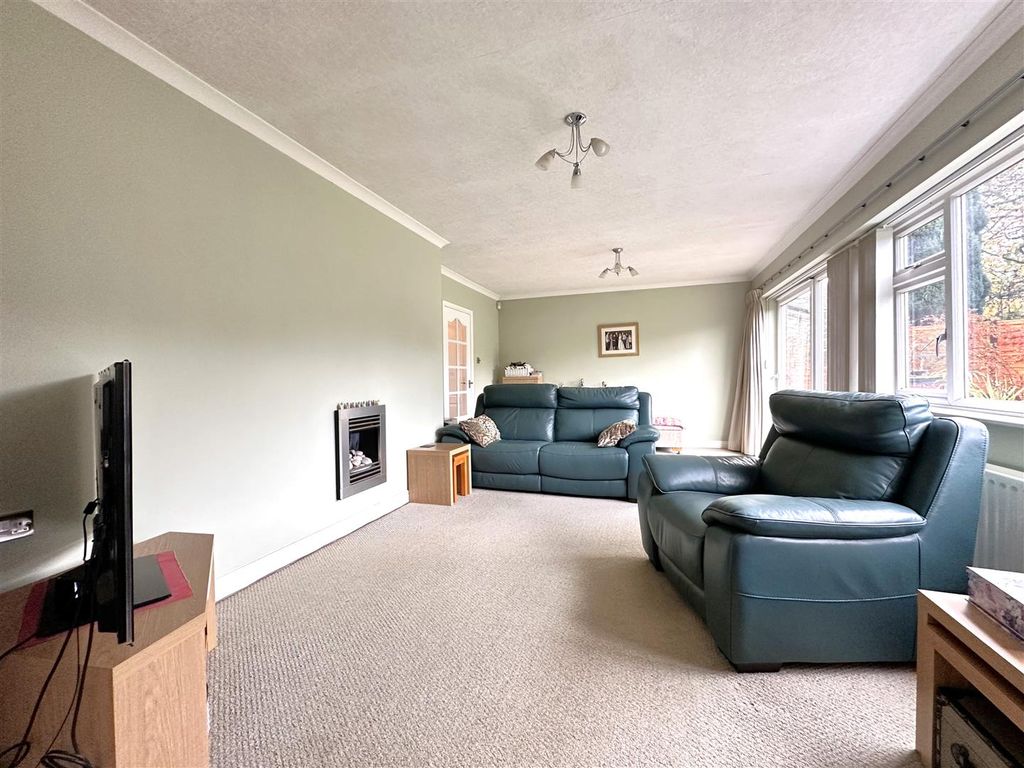 Property photo 2 of 21 Sizeable Reception Room 957