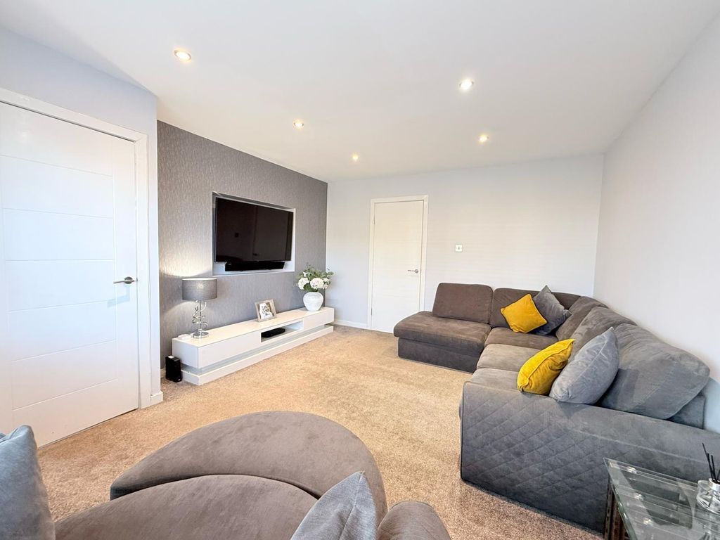 Property photo 2 of 32