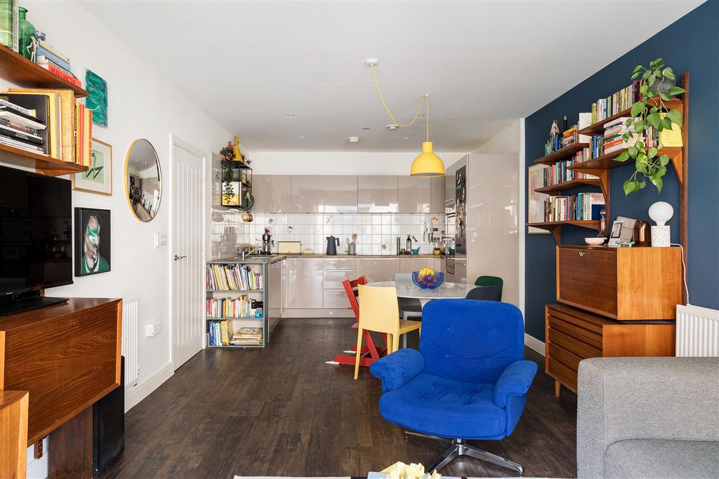Property photo 2 of 29 Champness Close, E17