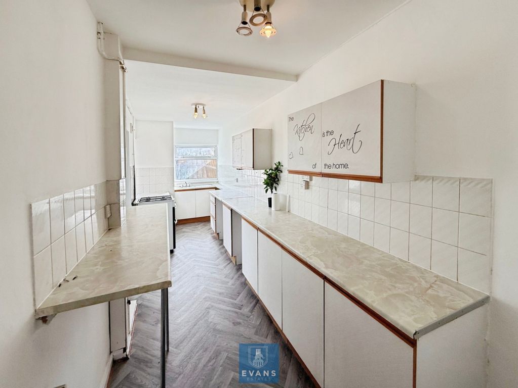 Property photo 3 of 10 Kitchen