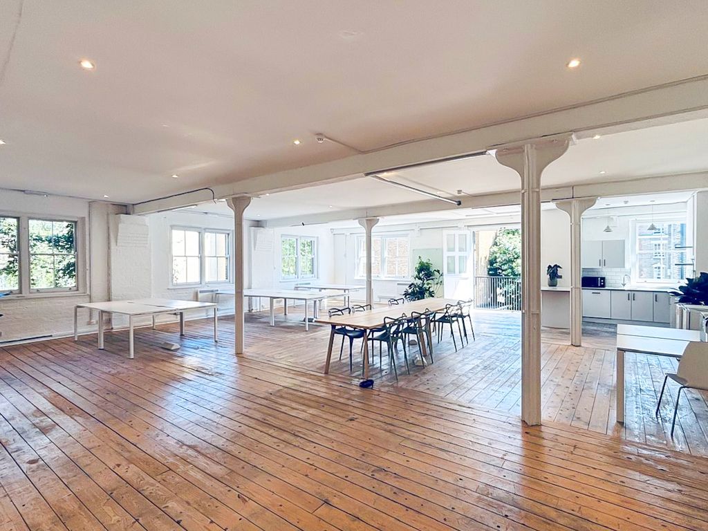 Property photo 1 of 7 Interior 01