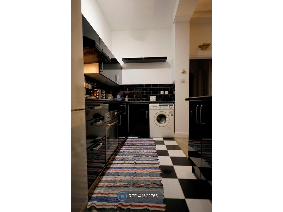 Property photo 3 of 8 Kitchen