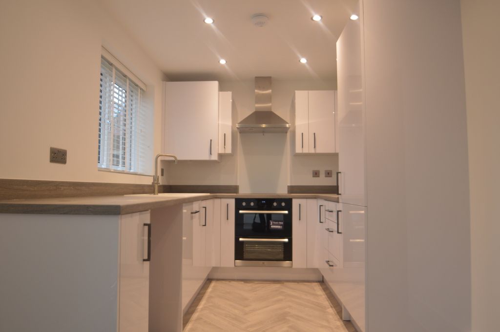 Property photo 2 of 11 Fitted Kitchen