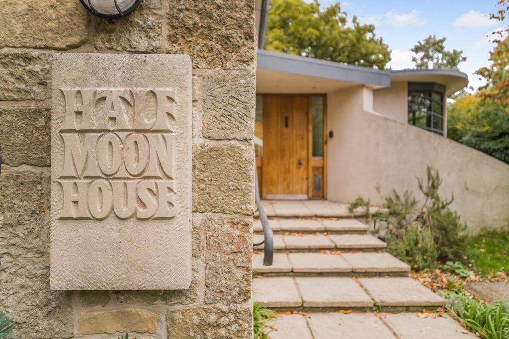 Property photo 1 of 21 Half Moon House