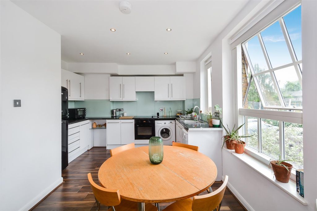Property photo 2 of 11 Reception/Kitchen