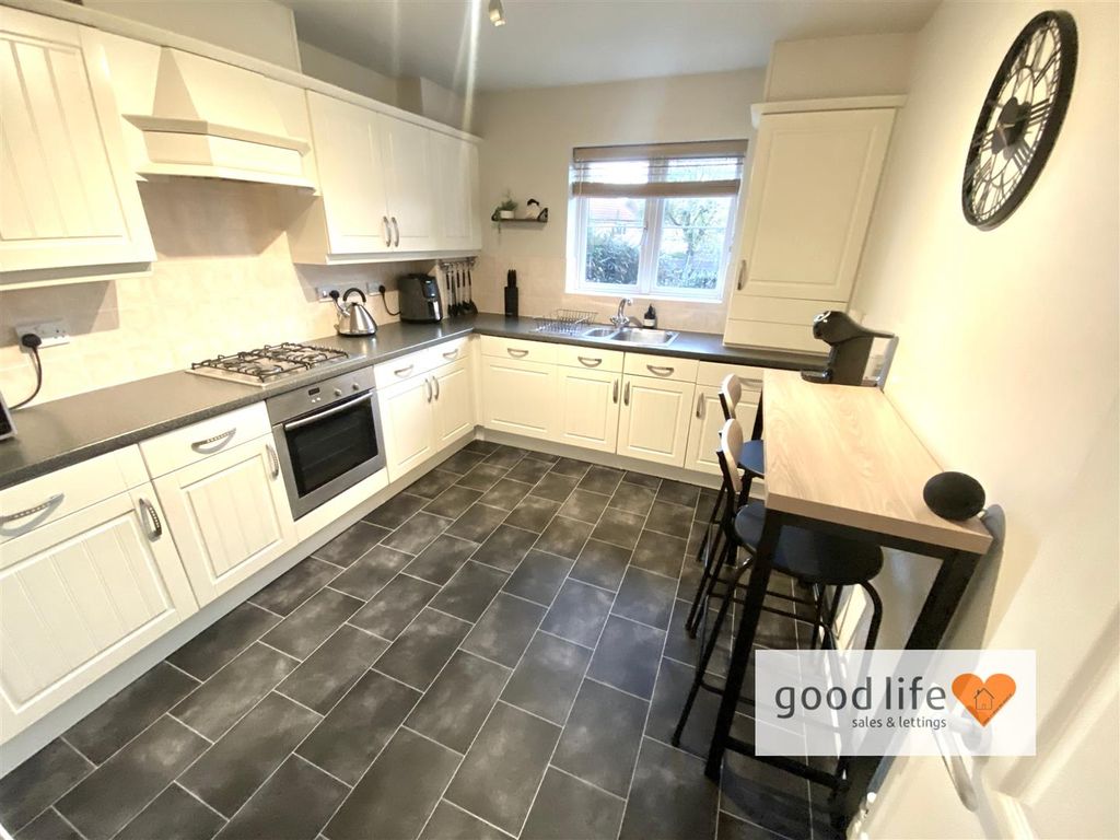 Property photo 3 of 11 20251125_151937177_Ios39Aaylesfordmews.Jpg