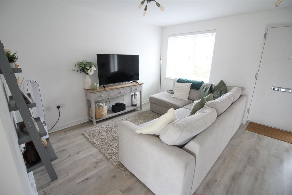 Property photo 2 of 16 Lounge