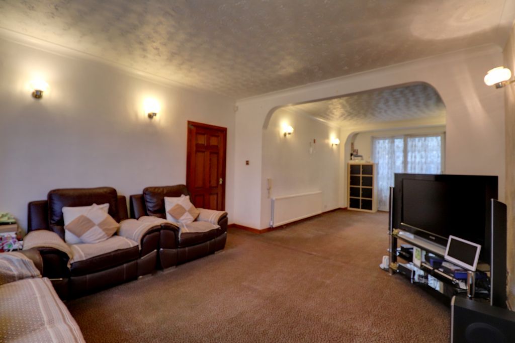 Property photo 3 of 15 Through Lounge