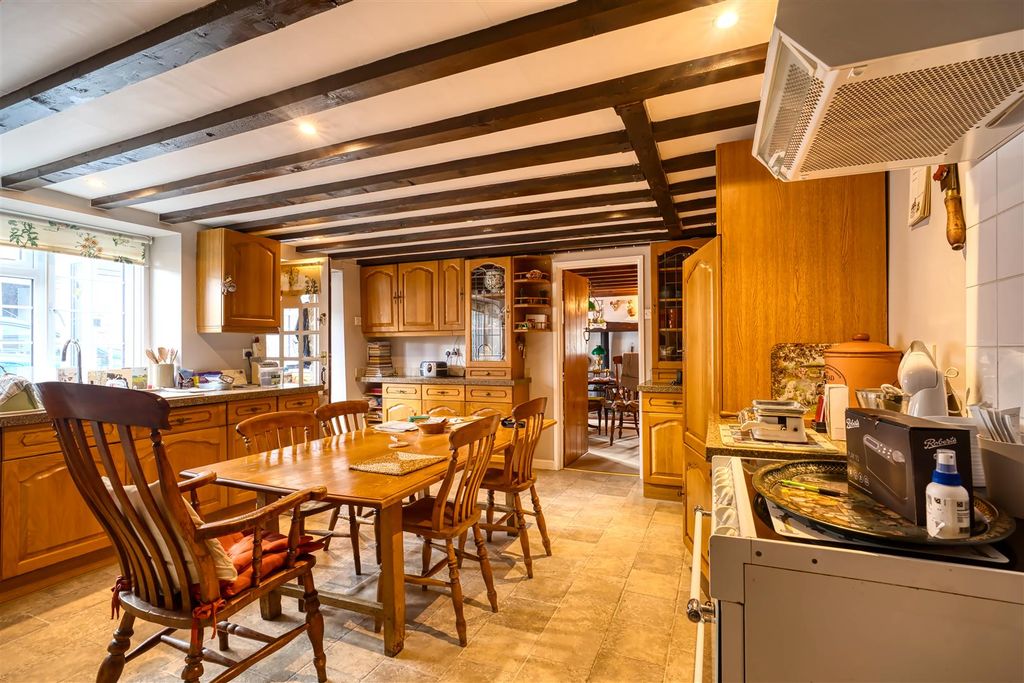 Property photo 3 of 11 Kitchen