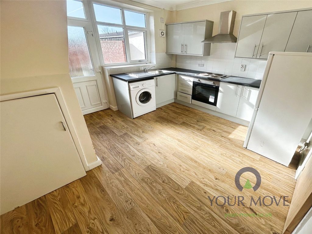 Property photo 3 of 10 Kitchen