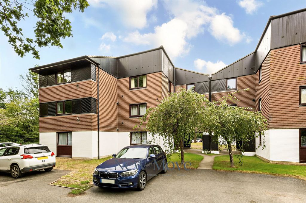 Property photo 1 of 9 Ground Floor Studio Flat In Excellent Location