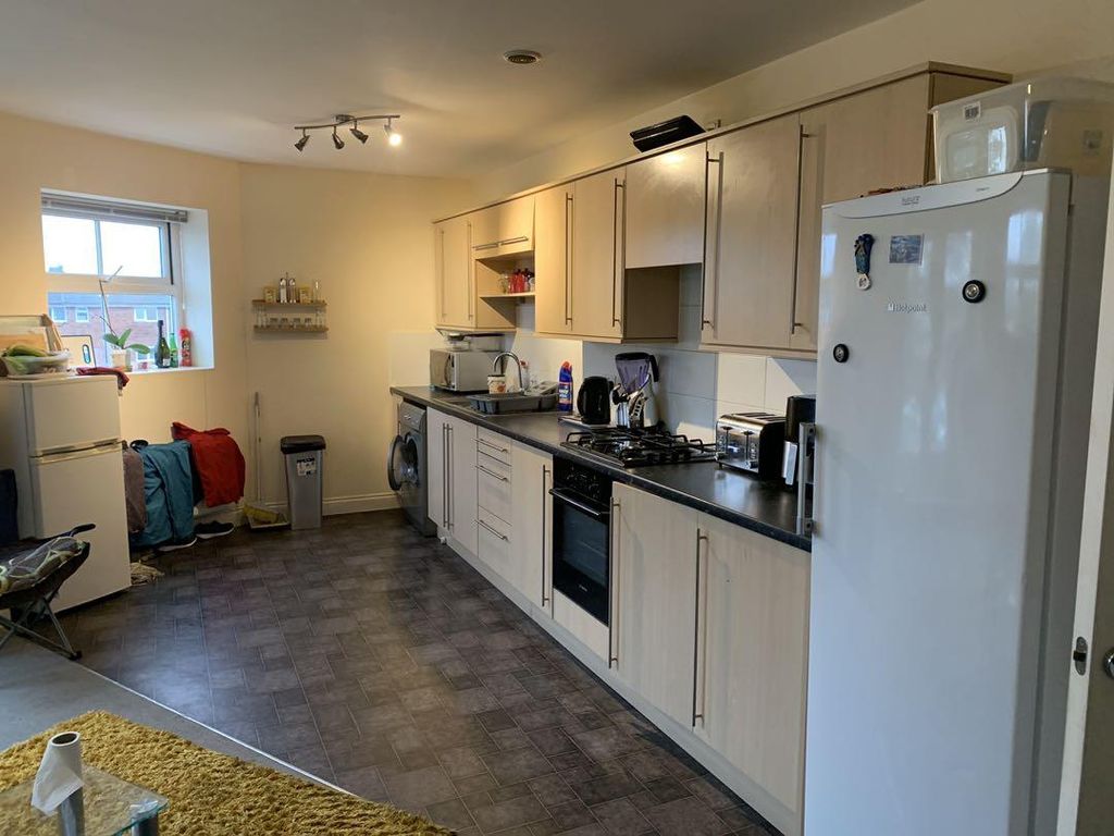 Property photo 2 of 7 Kitchen