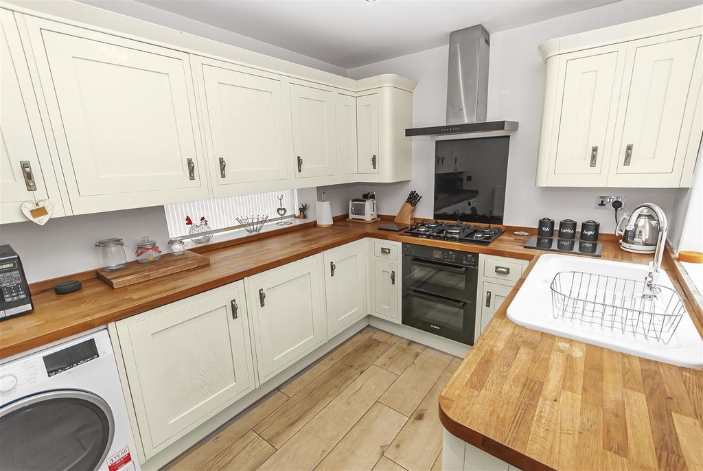 Property photo 3 of 27 Kitchen
