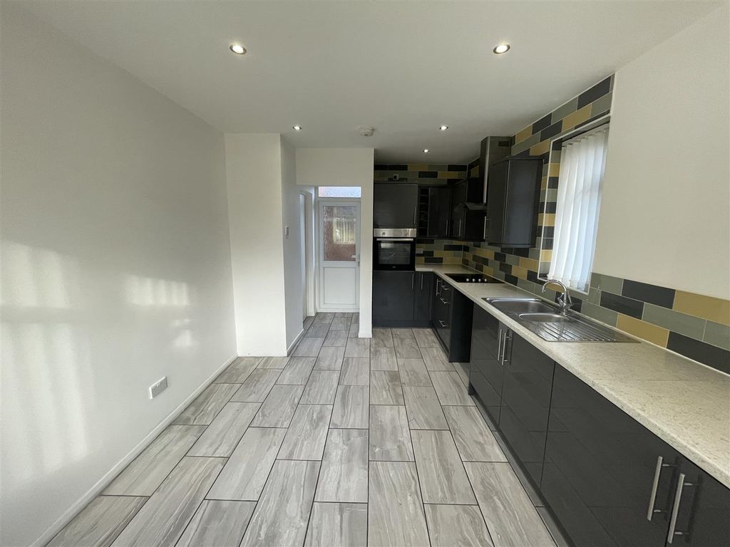 Property photo 2 of 12 Kitchen