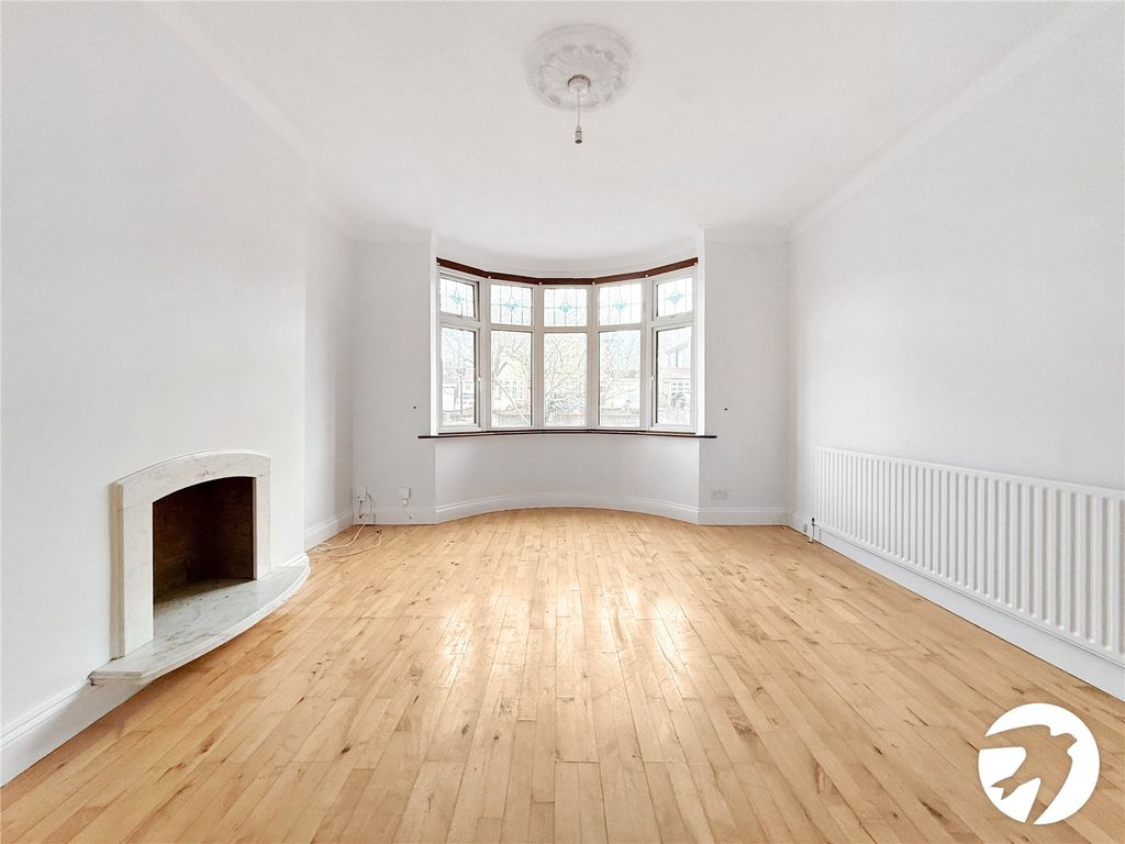 Property photo 2 of 16 Lounge