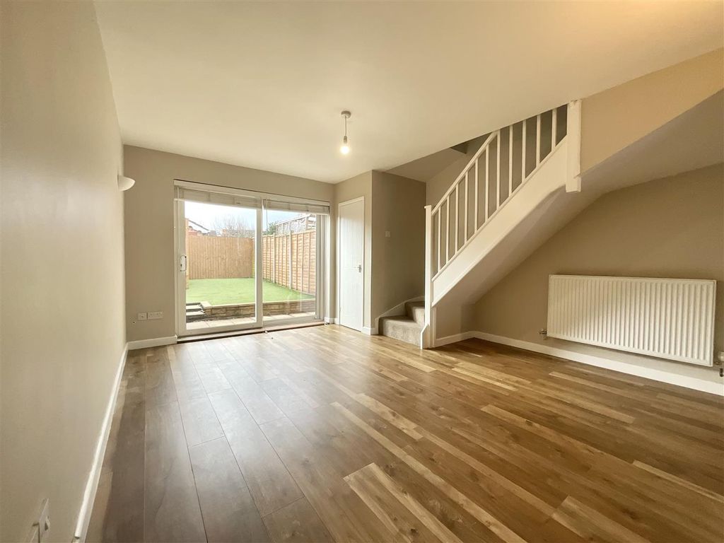Property photo 3 of 9 Hallway / Lounge