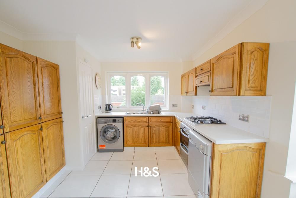 Property photo 2 of 9 16 Queen Court - Kitchen.Jpg
