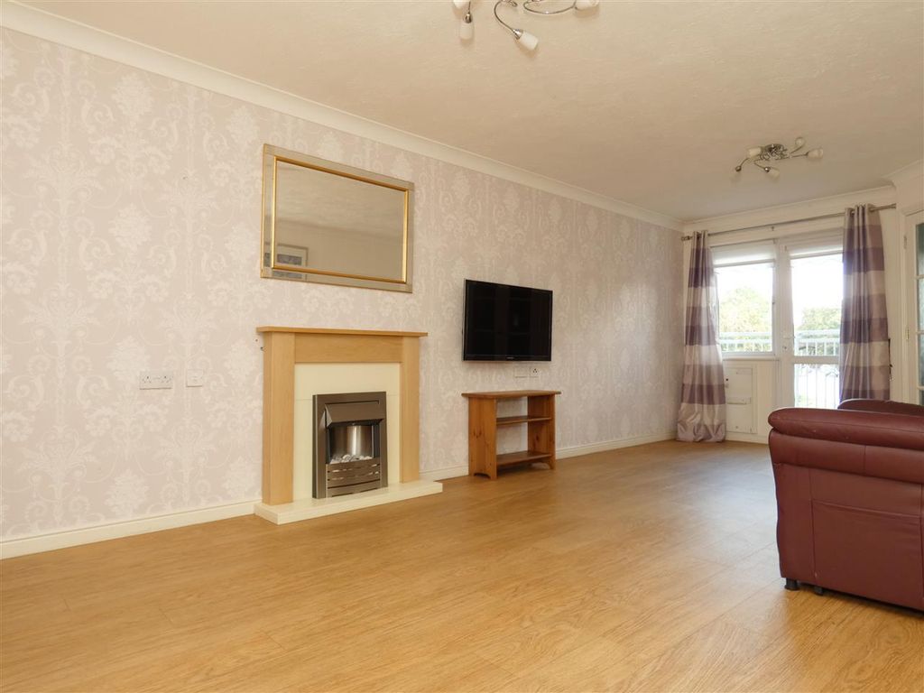 Property photo 3 of 14 Lounge