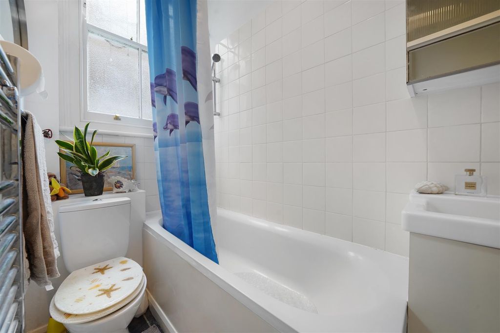 Property photo 3 of 6 Flat 2, 31 Culverley Road - R0Hwwmamty90Budvdua6.J