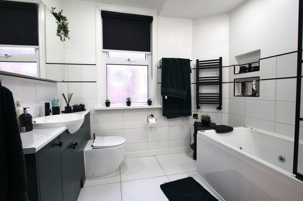 Property photo 2 of 20 Main Bathroom