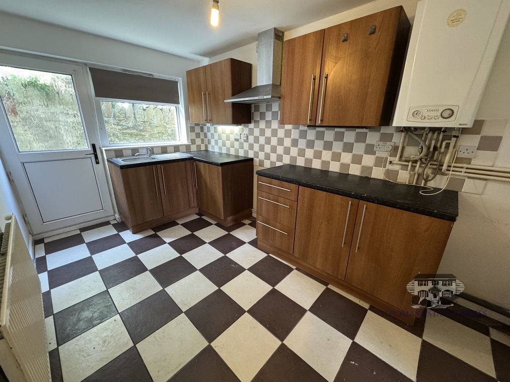 Property photo 3 of 8 Kitchen