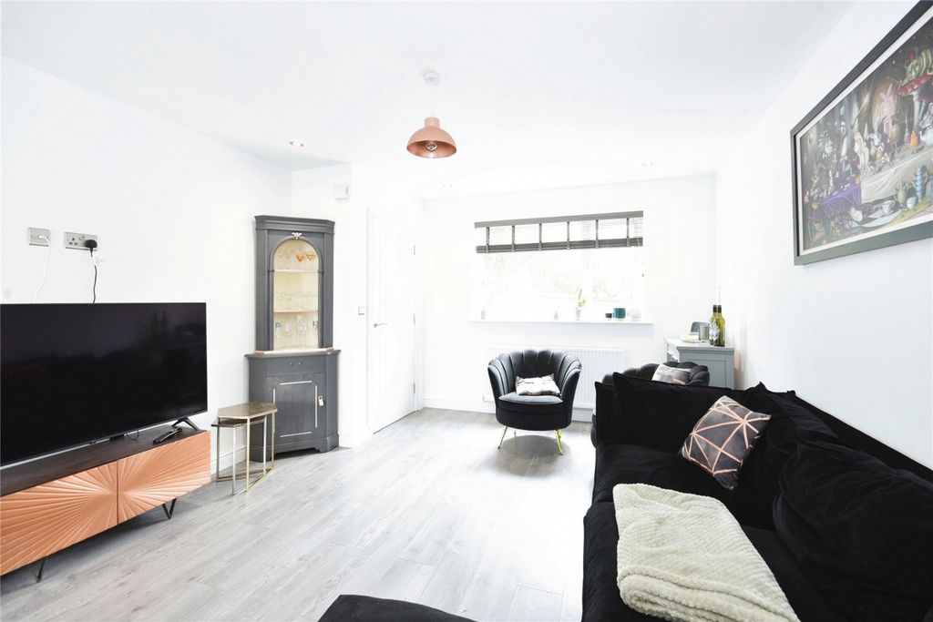 Property photo 3 of 16 Lounge