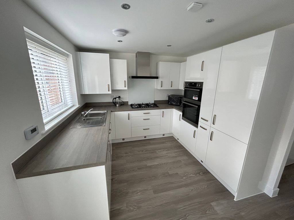 Property photo 3 of 12 Kitchen