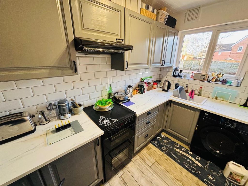 Property photo 3 of 8 Fitted Kitchen: