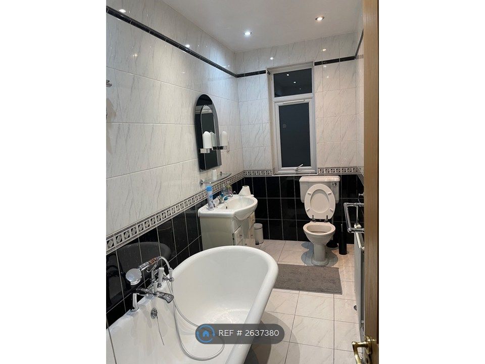 Property photo 3 of 16 Bathroom