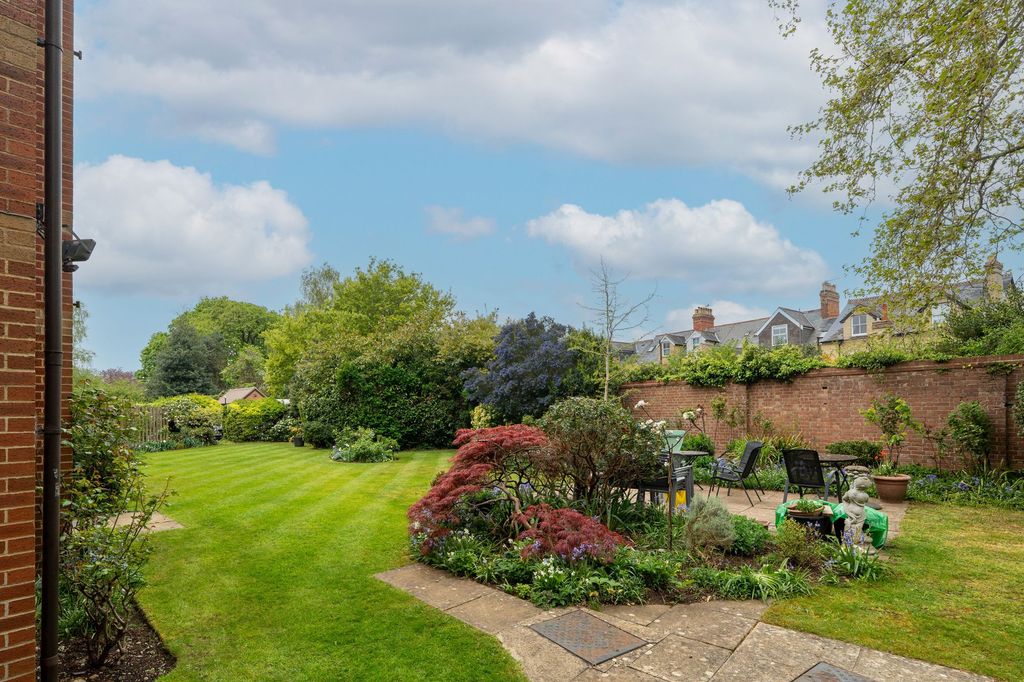 Property photo 3 of 10 Communal Gardens