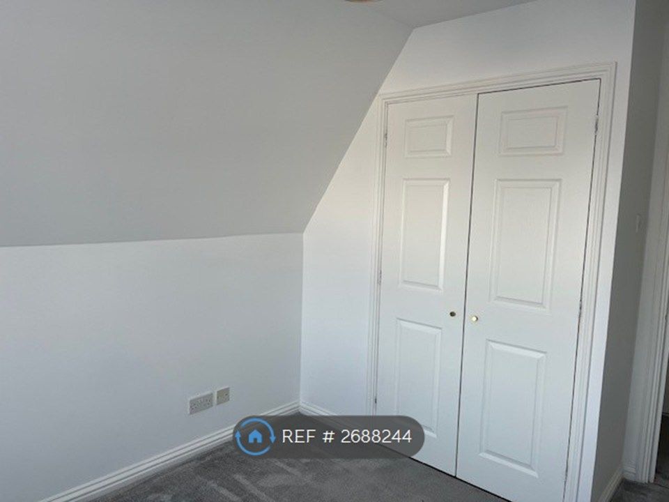 Property photo 3 of 11 Wardrobe In Sleeping Room