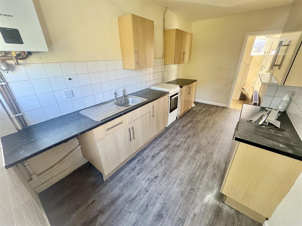 Property photo 3 of 8 Kitchen